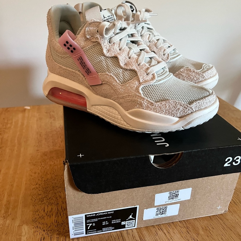 Women’s Nike Jordan ma2